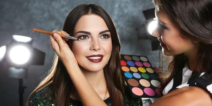 Makeup Artistry Basic to Masterclass, Online Makeup Course (Udemy).